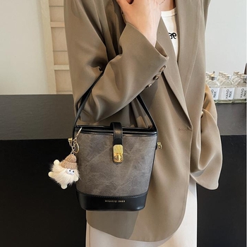 Ženská taška v tvare vedra — PU materiál, tvar vedra, uzáver na zámok, vnútorné vrecko na mobilný telefón, polyesterová podšívka