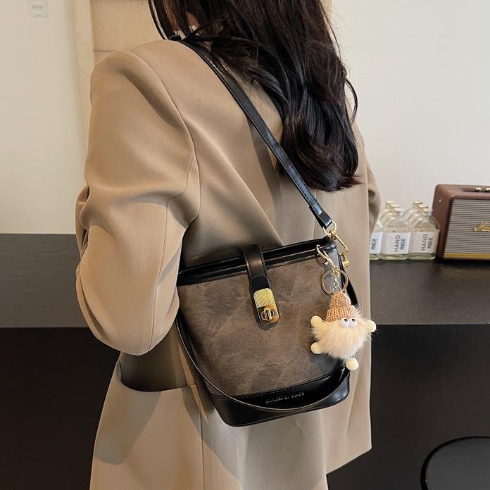 Ženská taška v tvare vedra — PU materiál, tvar vedra, uzáver na zámok, vnútorné vrecko na mobilný telefón, polyesterová podšívka