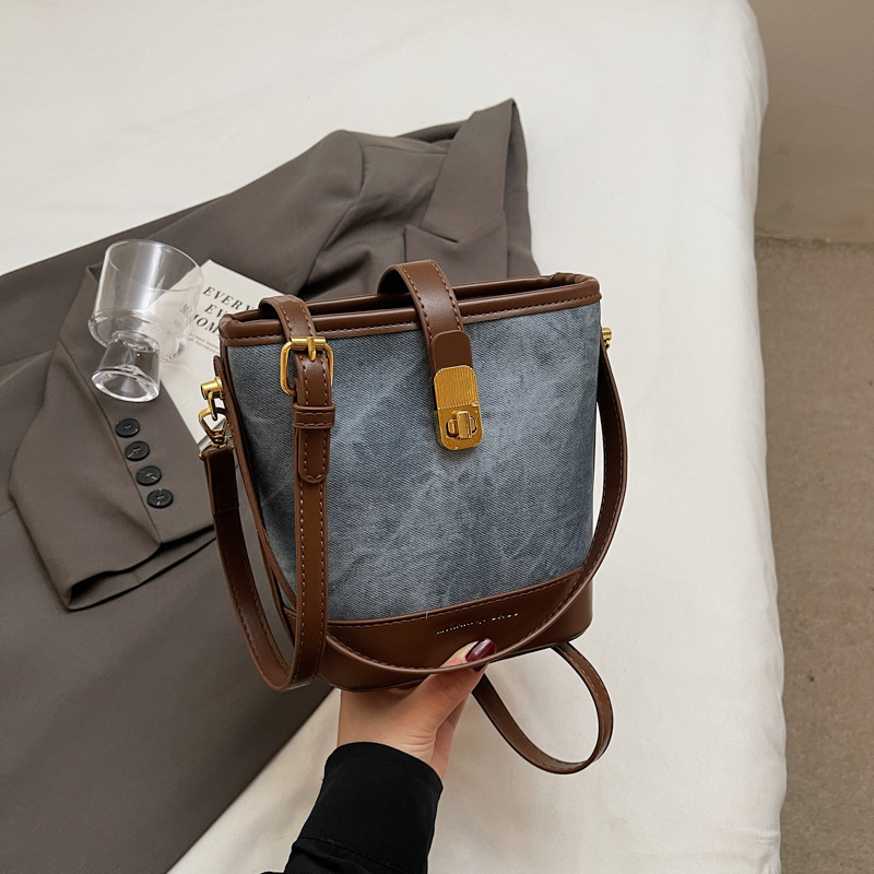 Ženská taška v tvare vedra — PU materiál, tvar vedra, uzáver na zámok, vnútorné vrecko na mobilný telefón, polyesterová podšívka