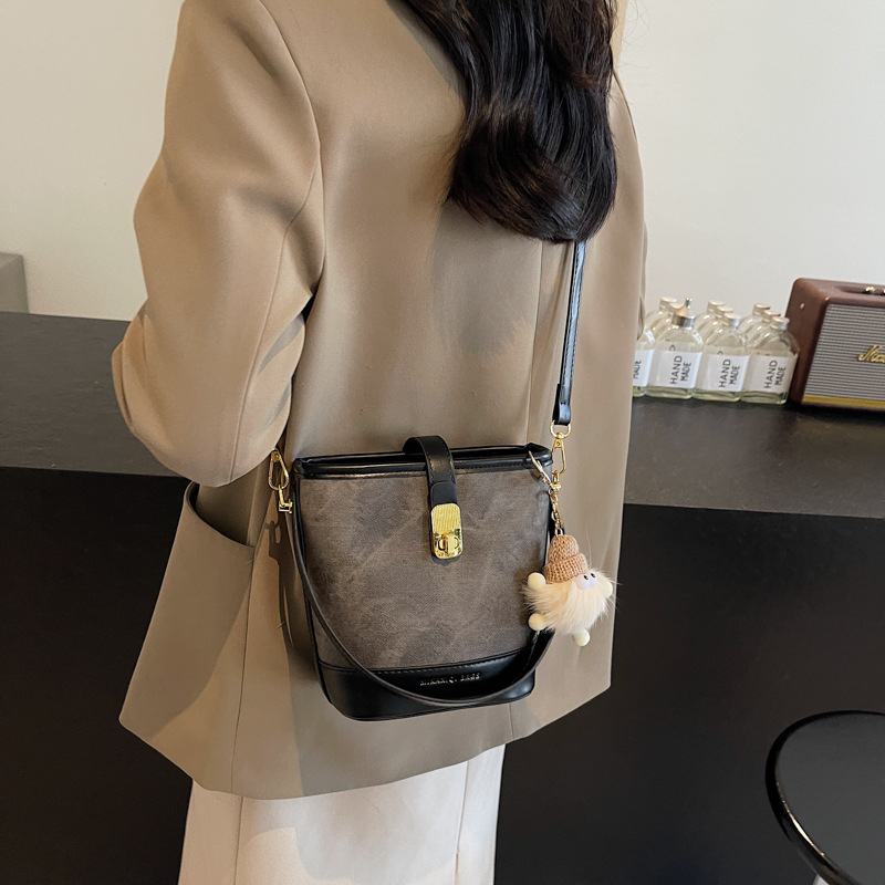 Ženská taška v tvare vedra — PU materiál, tvar vedra, uzáver na zámok, vnútorné vrecko na mobilný telefón, polyesterová podšívka