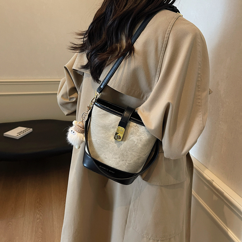 Ženská taška v tvare vedra — PU materiál, tvar vedra, uzáver na zámok, vnútorné vrecko na mobilný telefón, polyesterová podšívka