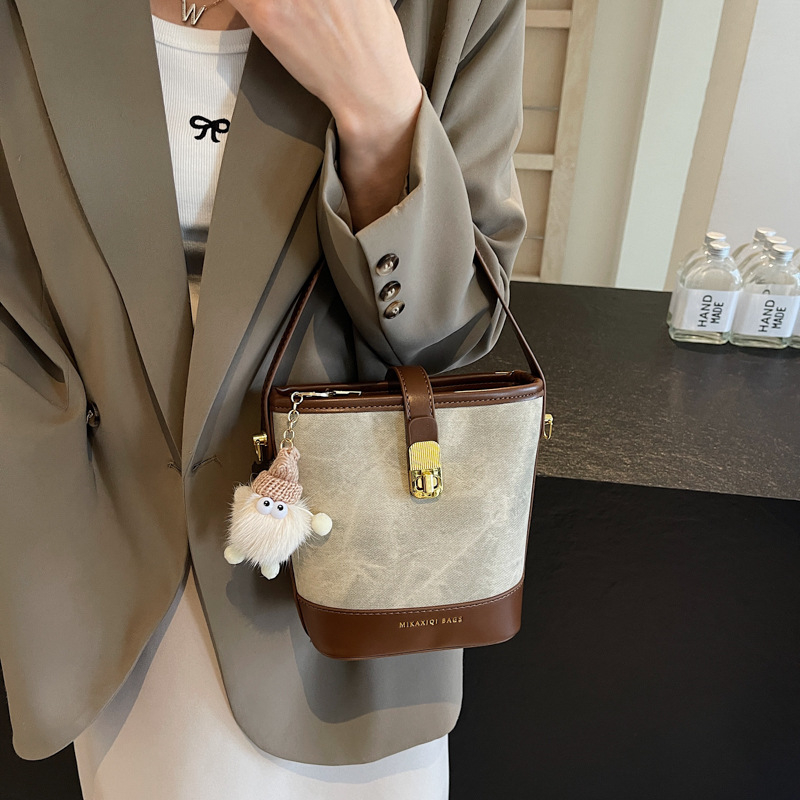 Ženská taška v tvare vedra — PU materiál, tvar vedra, uzáver na zámok, vnútorné vrecko na mobilný telefón, polyesterová podšívka