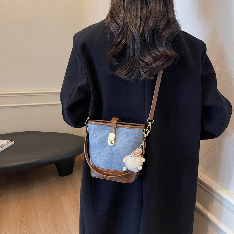 Ženská taška v tvare vedra — PU materiál, tvar vedra, uzáver na zámok, vnútorné vrecko na mobilný telefón, polyesterová podšívka