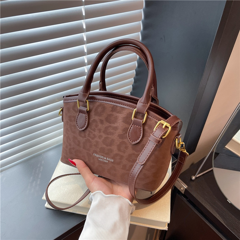 Női leopard mintás bucket táska, Koreai stílus, PU anyag, vízszintes négyszögletes forma, cipzár