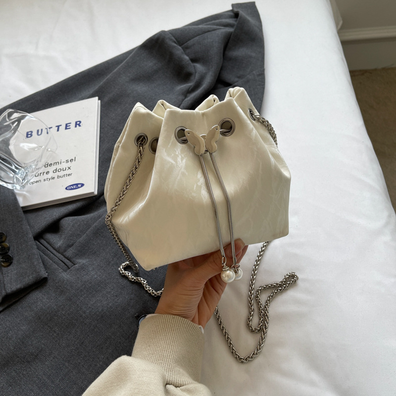 Ženska bucket crossbody torba, PU materijal, zatvaranje šniranjem, bucket oblik, unutarnji džep za telefon