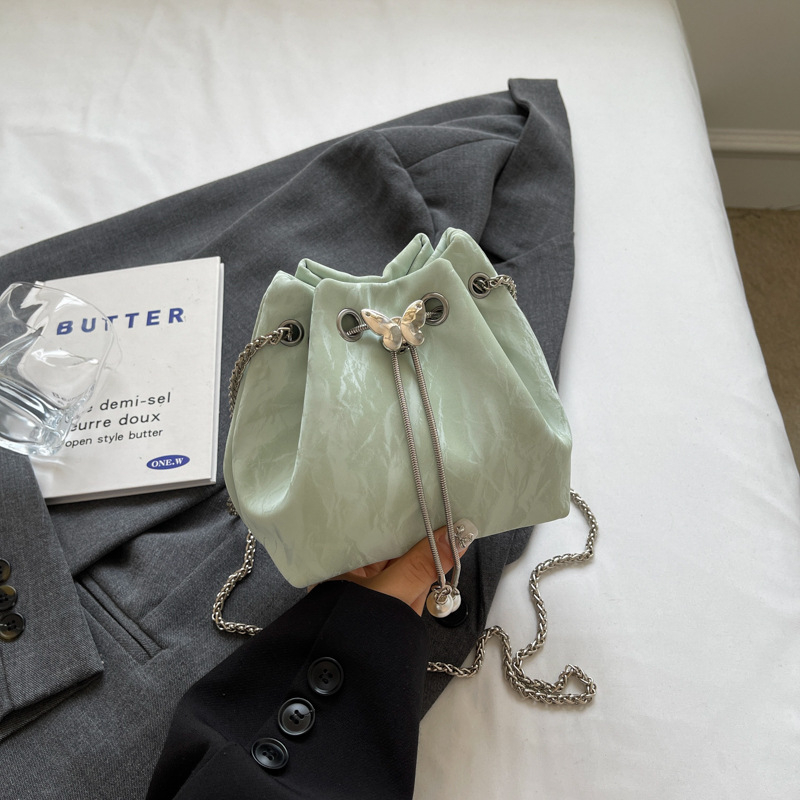 Ženska bucket crossbody torba, PU materijal, zatvaranje šniranjem, bucket oblik, unutarnji džep za telefon