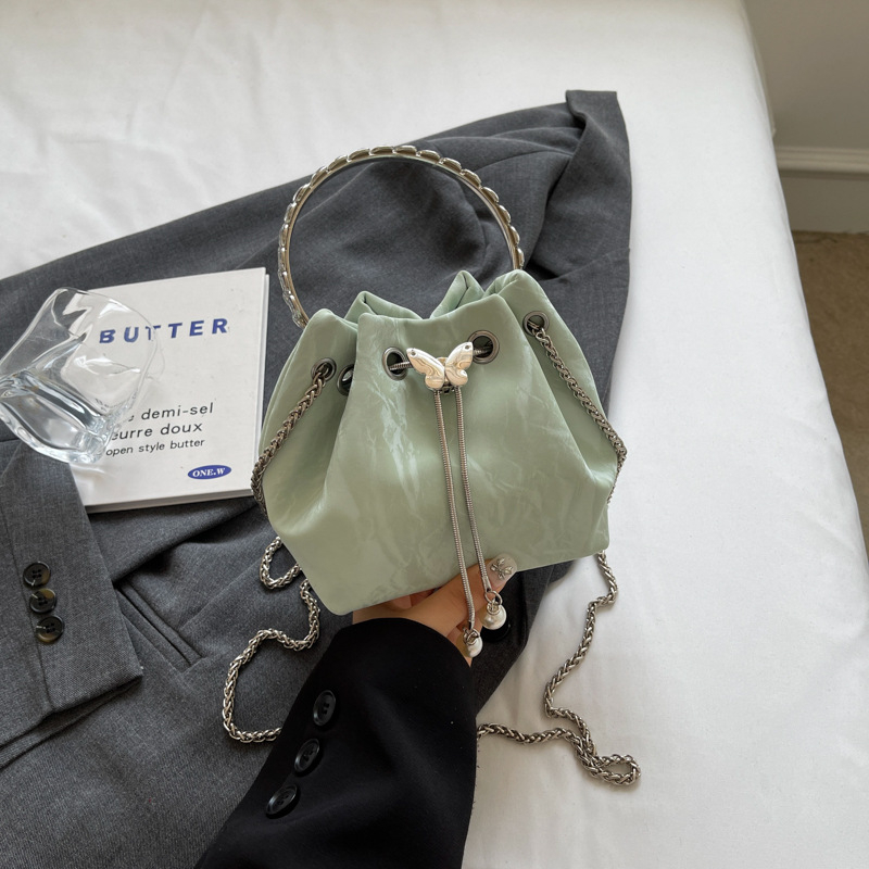Ženska bucket crossbody torba, PU materijal, zatvaranje šniranjem, bucket oblik, unutarnji džep za telefon