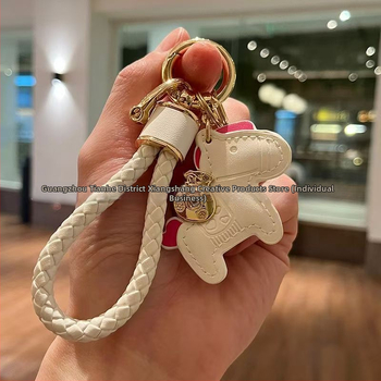 Autókulcs-gyűrű bőrszállal és cinkötvözetből készült pónival – modern minimalist stílus, DIY talizmán