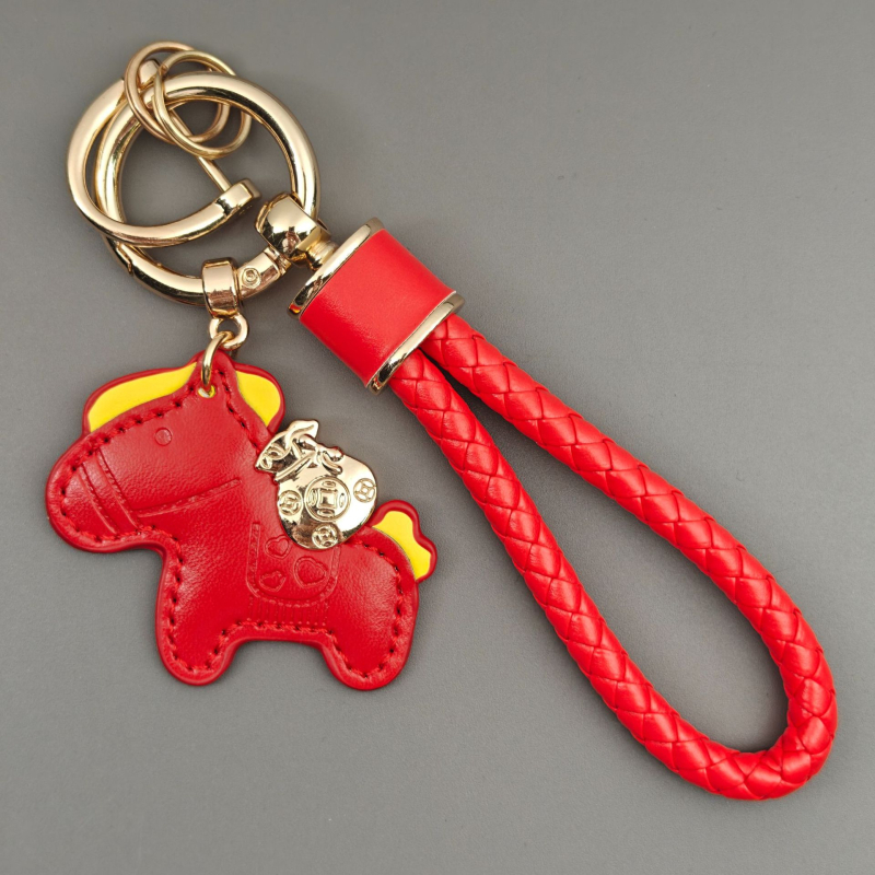 Autókulcs-gyűrű bőrszállal és cinkötvözetből készült pónival – modern minimalist stílus, DIY talizmán