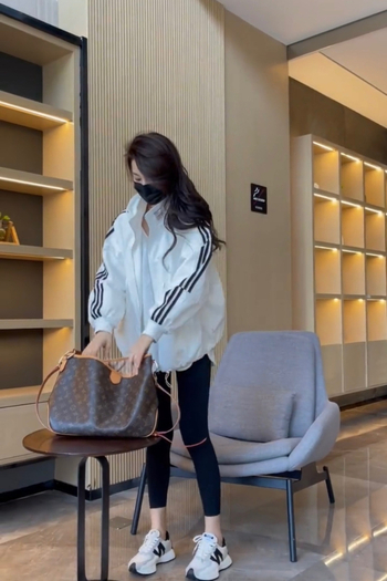 Γυναικείο μπουφάν σε στυλ μπεϊζμπολ, άνετη γραμμή, μακριά μανίκια, γιακά πόλο, φερμουάρ, ελαφρύ ύφασμα, καλοκαίρι 2023