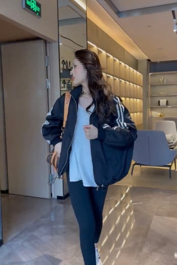 Γυναικείο μπουφάν σε στυλ μπεϊζμπολ, άνετη γραμμή, μακριά μανίκια, γιακά πόλο, φερμουάρ, ελαφρύ ύφασμα, καλοκαίρι 2023