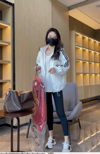 Γυναικείο μπουφάν σε στυλ μπεϊζμπολ, άνετη γραμμή, μακριά μανίκια, γιακά πόλο, φερμουάρ, ελαφρύ ύφασμα, καλοκαίρι 2023