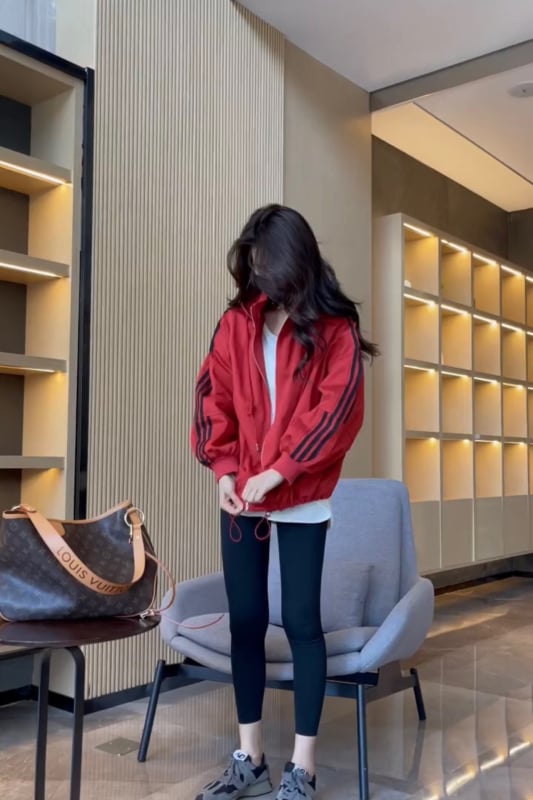 Γυναικείο μπουφάν σε στυλ μπεϊζμπολ, άνετη γραμμή, μακριά μανίκια, γιακά πόλο, φερμουάρ, ελαφρύ ύφασμα, καλοκαίρι 2023