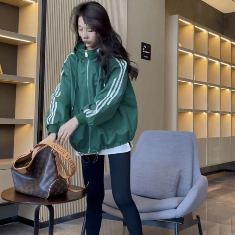 Γυναικείο μπουφάν σε στυλ μπεϊζμπολ, άνετη γραμμή, μακριά μανίκια, γιακά πόλο, φερμουάρ, ελαφρύ ύφασμα, καλοκαίρι 2023