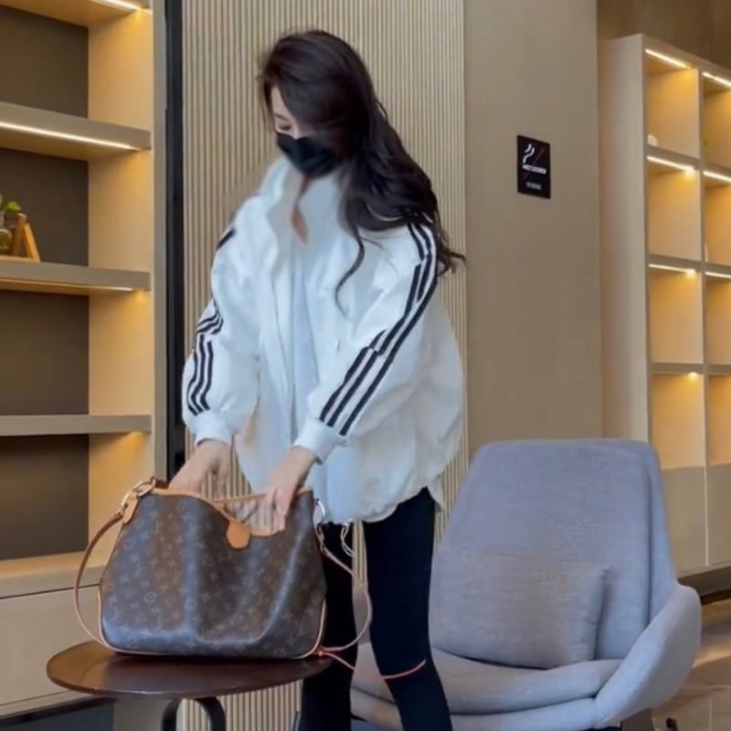 Γυναικείο μπουφάν σε στυλ μπεϊζμπολ, άνετη γραμμή, μακριά μανίκια, γιακά πόλο, φερμουάρ, ελαφρύ ύφασμα, καλοκαίρι 2023