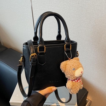 Bucket taška z PU materiálu, zapínanie na zips, vnútorná kapsa na zips, polyesterová podšívka (PU materiál; zapínanie na zips; vnútorná kapsa na zips; polyesterová podšívka)