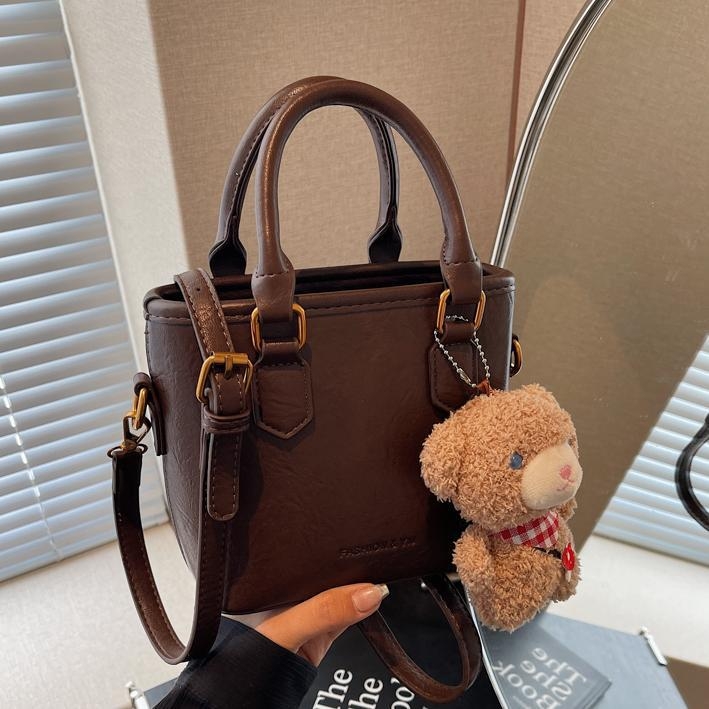 Bucket taška z PU materiálu, zapínanie na zips, vnútorná kapsa na zips, polyesterová podšívka (PU materiál; zapínanie na zips; vnútorná kapsa na zips; polyesterová podšívka)