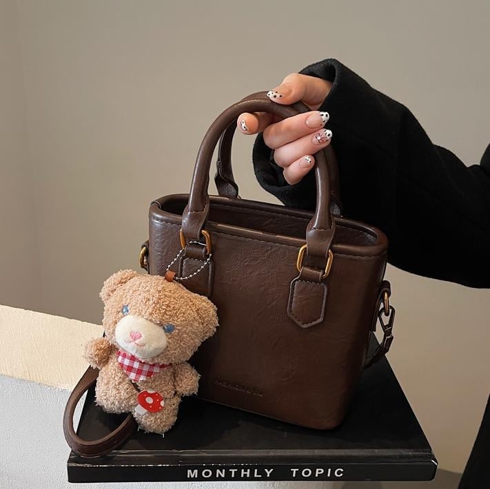 Bucket taška z PU materiálu, zapínanie na zips, vnútorná kapsa na zips, polyesterová podšívka (PU materiál; zapínanie na zips; vnútorná kapsa na zips; polyesterová podšívka)