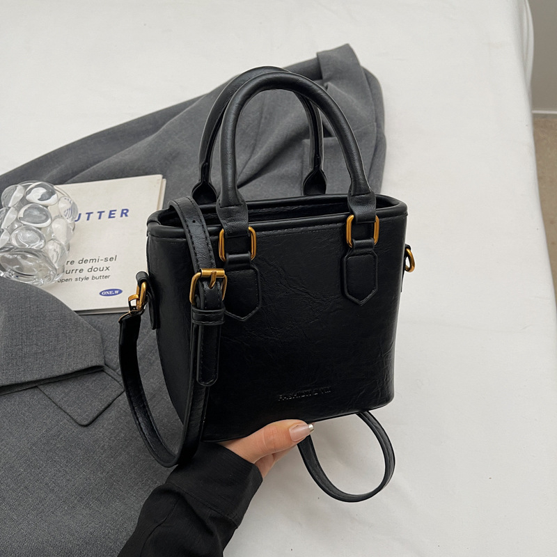 Bucket taška z PU materiálu, zapínanie na zips, vnútorná kapsa na zips, polyesterová podšívka (PU materiál; zapínanie na zips; vnútorná kapsa na zips; polyesterová podšívka)