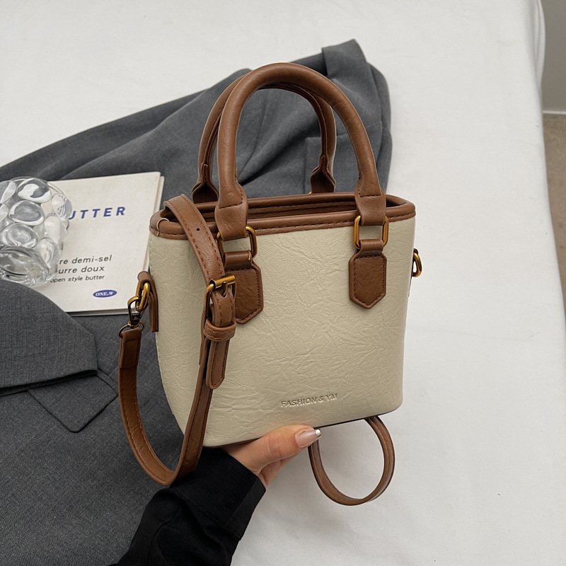 Bucket taška z PU materiálu, zapínanie na zips, vnútorná kapsa na zips, polyesterová podšívka (PU materiál; zapínanie na zips; vnútorná kapsa na zips; polyesterová podšívka)