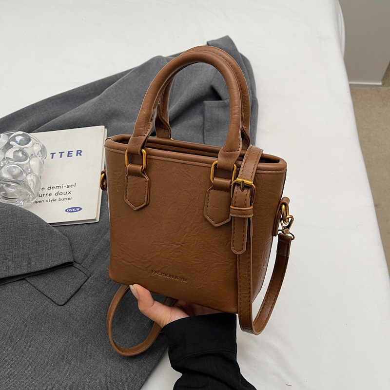 Bucket taška z PU materiálu, zapínanie na zips, vnútorná kapsa na zips, polyesterová podšívka (PU materiál; zapínanie na zips; vnútorná kapsa na zips; polyesterová podšívka)