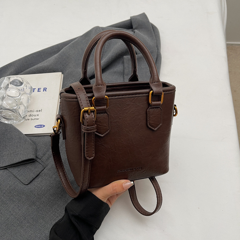 Bucket taška z PU materiálu, zapínanie na zips, vnútorná kapsa na zips, polyesterová podšívka (PU materiál; zapínanie na zips; vnútorná kapsa na zips; polyesterová podšívka)