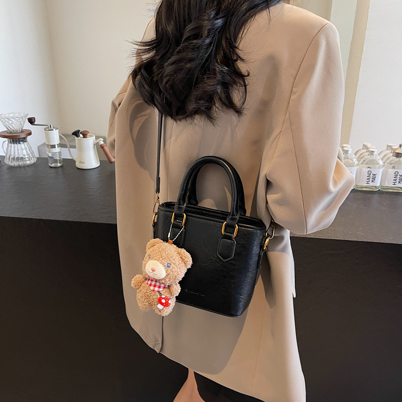 Bucket taška z PU materiálu, zapínanie na zips, vnútorná kapsa na zips, polyesterová podšívka (PU materiál; zapínanie na zips; vnútorná kapsa na zips; polyesterová podšívka)