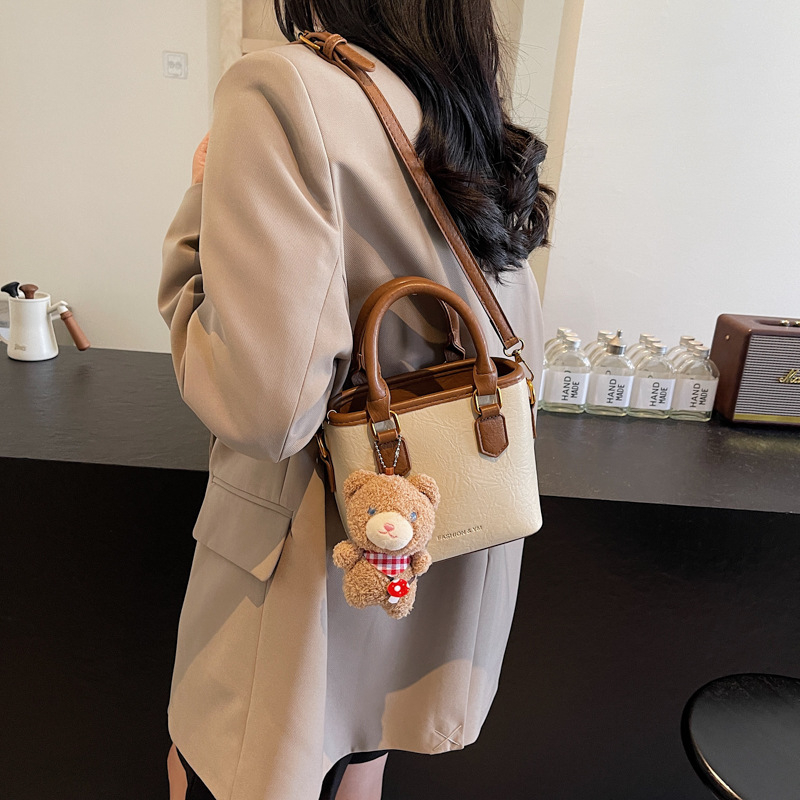 Bucket taška z PU materiálu, zapínanie na zips, vnútorná kapsa na zips, polyesterová podšívka (PU materiál; zapínanie na zips; vnútorná kapsa na zips; polyesterová podšívka)