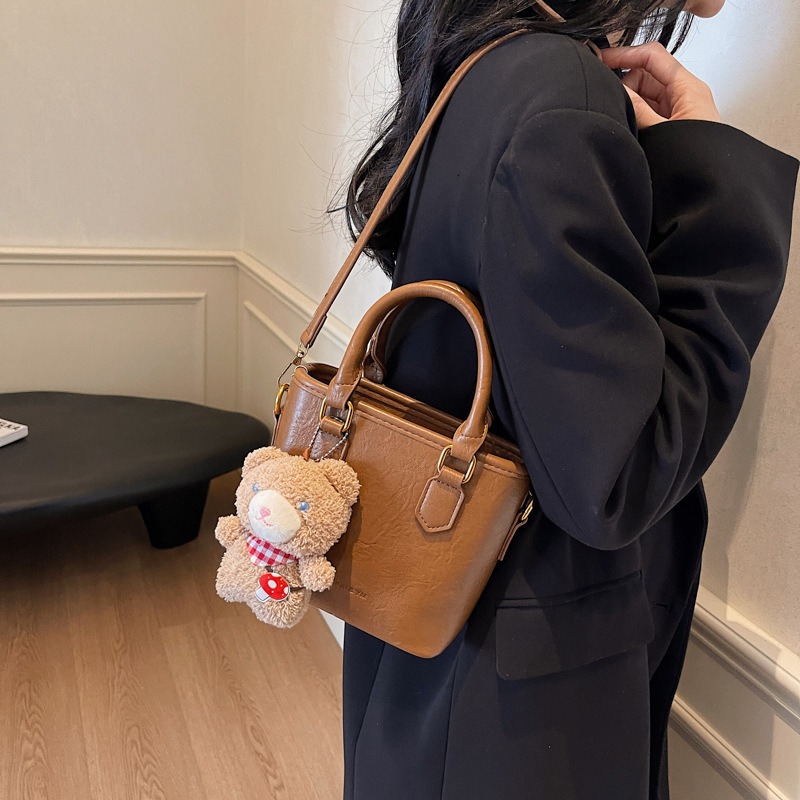 Bucket taška z PU materiálu, zapínanie na zips, vnútorná kapsa na zips, polyesterová podšívka (PU materiál; zapínanie na zips; vnútorná kapsa na zips; polyesterová podšívka)