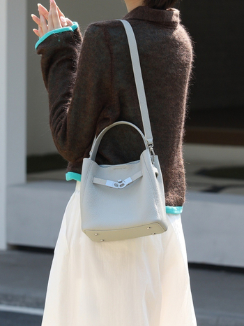 Kožená cylindrická taška, mestský štýl, prvá vrstva hovädzej kože, magnetické zapínanie, podšívka z plátna, vnútorný zipsový vrecko a vrecko na dokumenty