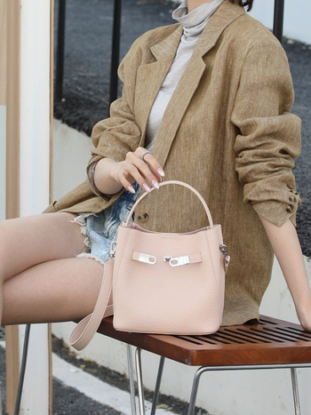 Kožená cylindrická taška, mestský štýl, prvá vrstva hovädzej kože, magnetické zapínanie, podšívka z plátna, vnútorný zipsový vrecko a vrecko na dokumenty