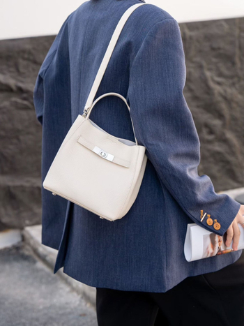 Kožená cylindrická taška, mestský štýl, prvá vrstva hovädzej kože, magnetické zapínanie, podšívka z plátna, vnútorný zipsový vrecko a vrecko na dokumenty