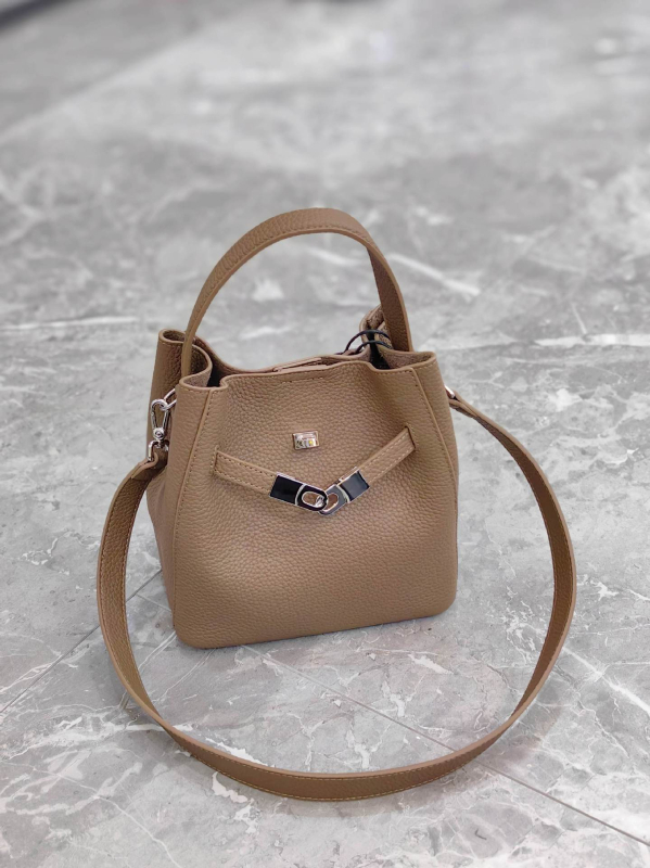 Kožená cylindrická taška, mestský štýl, prvá vrstva hovädzej kože, magnetické zapínanie, podšívka z plátna, vnútorný zipsový vrecko a vrecko na dokumenty