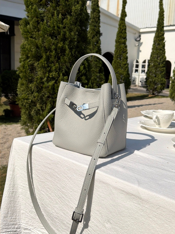 Kožená cylindrická taška, mestský štýl, prvá vrstva hovädzej kože, magnetické zapínanie, podšívka z plátna, vnútorný zipsový vrecko a vrecko na dokumenty