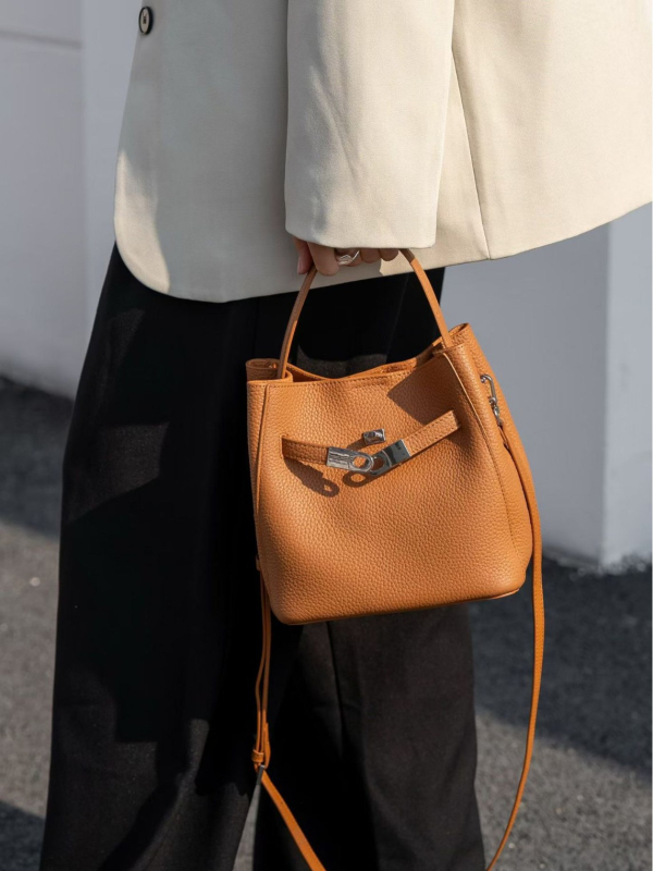 Kožená cylindrická taška, mestský štýl, prvá vrstva hovädzej kože, magnetické zapínanie, podšívka z plátna, vnútorný zipsový vrecko a vrecko na dokumenty