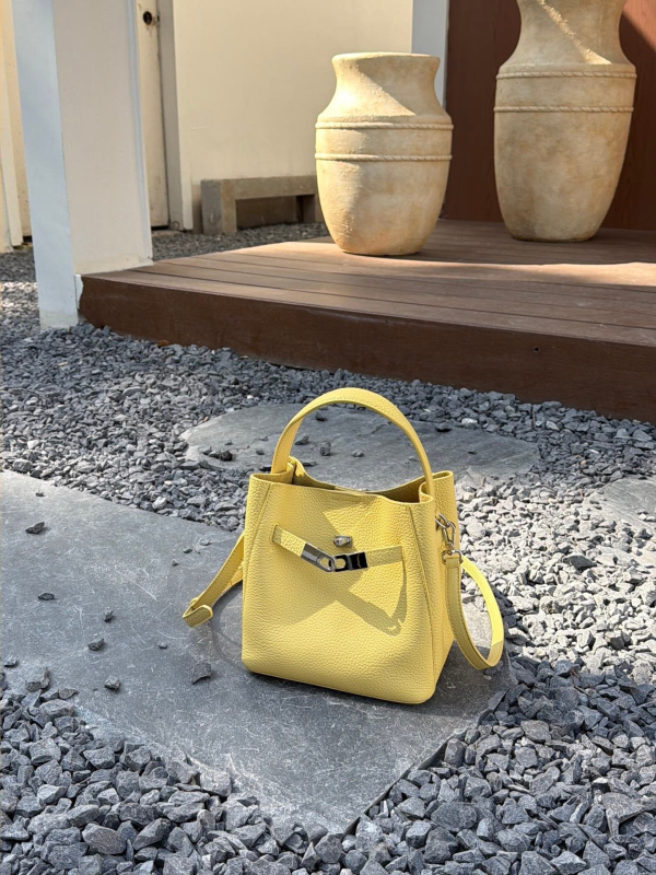 Kožená cylindrická taška, mestský štýl, prvá vrstva hovädzej kože, magnetické zapínanie, podšívka z plátna, vnútorný zipsový vrecko a vrecko na dokumenty