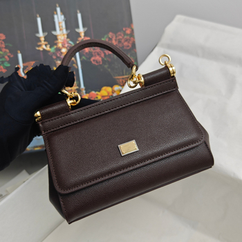 Kožna crossbody torba – horizontalni kvadratni oblik, zatvaranje preklopom, podstava od teleće kože, unutarnja pretinica za mobitel, urbani stil jednostavnosti.