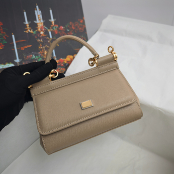 Kožna crossbody torba – horizontalni kvadratni oblik, zatvaranje preklopom, podstava od teleće kože, unutarnja pretinica za mobitel, urbani stil jednostavnosti.