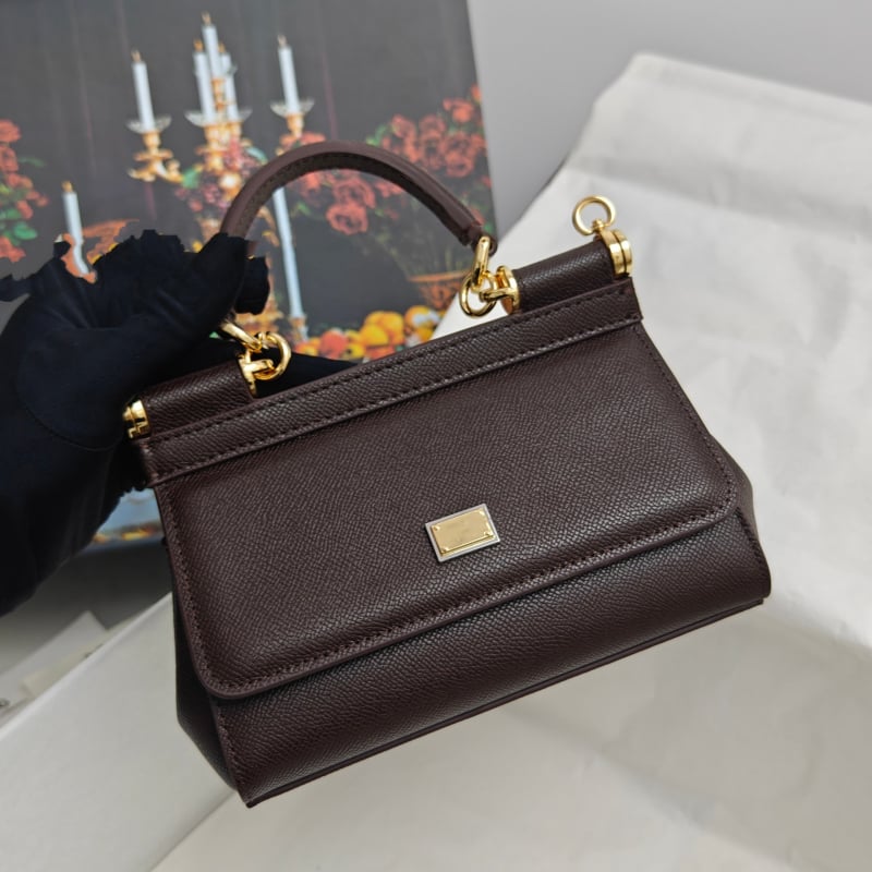 Kožna crossbody torba – horizontalni kvadratni oblik, zatvaranje preklopom, podstava od teleće kože, unutarnja pretinica za mobitel, urbani stil jednostavnosti.