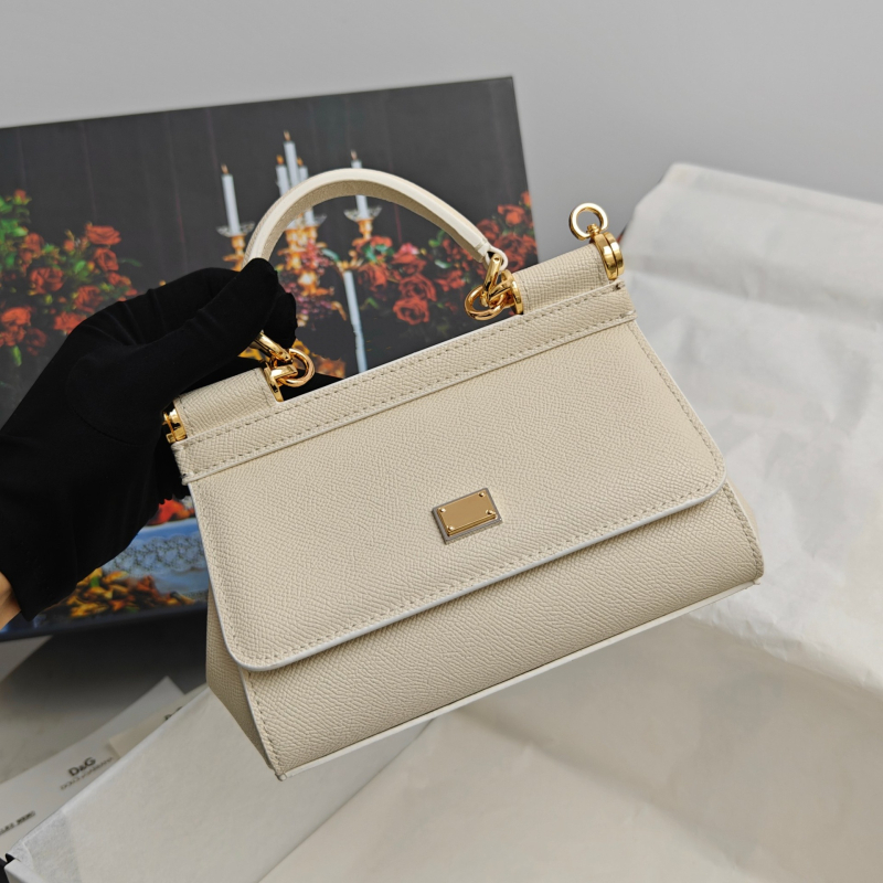 Kožna crossbody torba – horizontalni kvadratni oblik, zatvaranje preklopom, podstava od teleće kože, unutarnja pretinica za mobitel, urbani stil jednostavnosti.