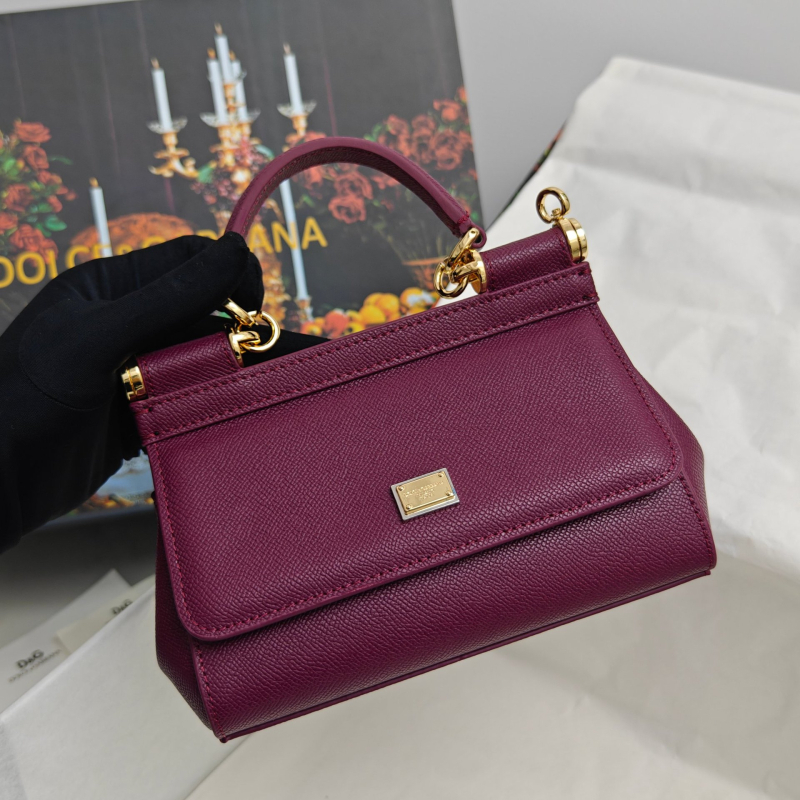 Kožna crossbody torba – horizontalni kvadratni oblik, zatvaranje preklopom, podstava od teleće kože, unutarnja pretinica za mobitel, urbani stil jednostavnosti.