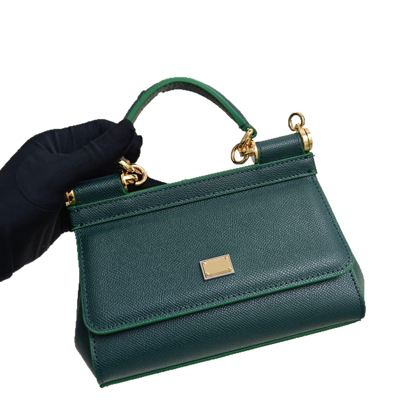 Kožna crossbody torba – horizontalni kvadratni oblik, zatvaranje preklopom, podstava od teleće kože, unutarnja pretinica za mobitel, urbani stil jednostavnosti.