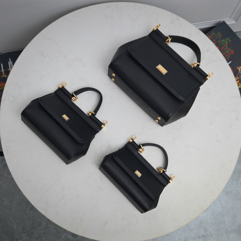 Kožna crossbody torba – horizontalni kvadratni oblik, zatvaranje preklopom, podstava od teleće kože, unutarnja pretinica za mobitel, urbani stil jednostavnosti.