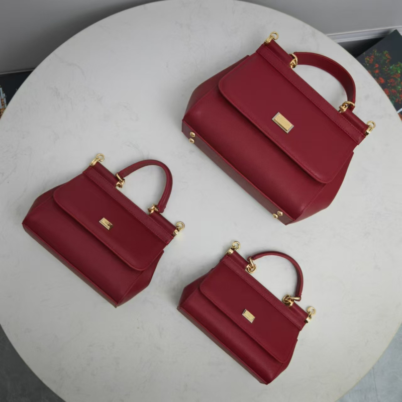 Kožna crossbody torba – horizontalni kvadratni oblik, zatvaranje preklopom, podstava od teleće kože, unutarnja pretinica za mobitel, urbani stil jednostavnosti.
