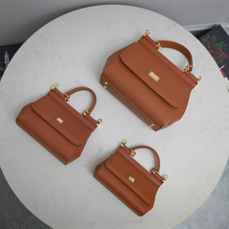 Kožna crossbody torba – horizontalni kvadratni oblik, zatvaranje preklopom, podstava od teleće kože, unutarnja pretinica za mobitel, urbani stil jednostavnosti.