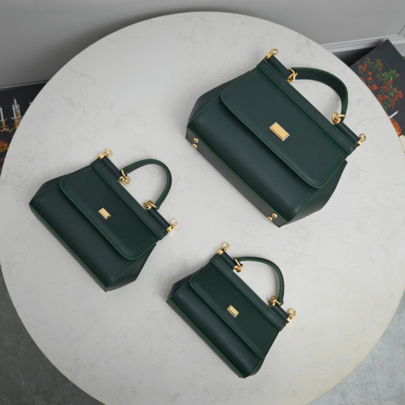 Kožna crossbody torba – horizontalni kvadratni oblik, zatvaranje preklopom, podstava od teleće kože, unutarnja pretinica za mobitel, urbani stil jednostavnosti.