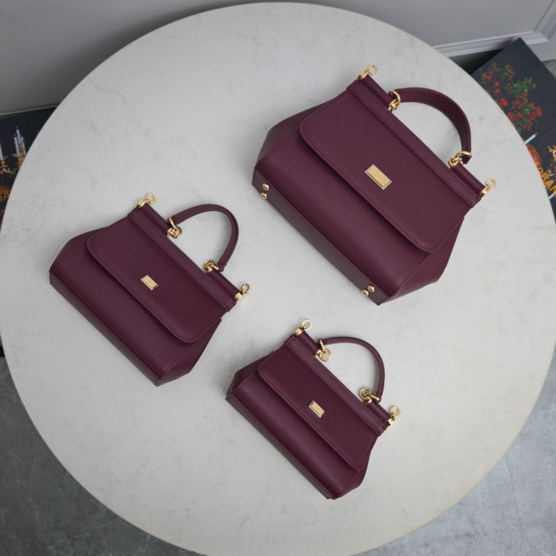 Kožna crossbody torba – horizontalni kvadratni oblik, zatvaranje preklopom, podstava od teleće kože, unutarnja pretinica za mobitel, urbani stil jednostavnosti.