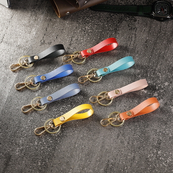 Bőr kulcstartó, négyzet alakú, koreai stílusú, dombornyomott logóval, ajándékba illő