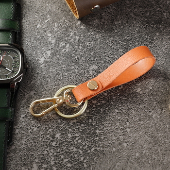 Bőr kulcstartó, négyzet alakú, koreai stílusú, dombornyomott logóval, ajándékba illő