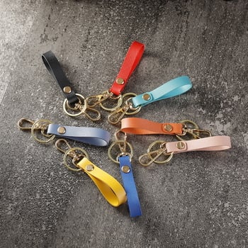 Bőr kulcstartó, négyzet alakú, koreai stílusú, dombornyomott logóval, ajándékba illő